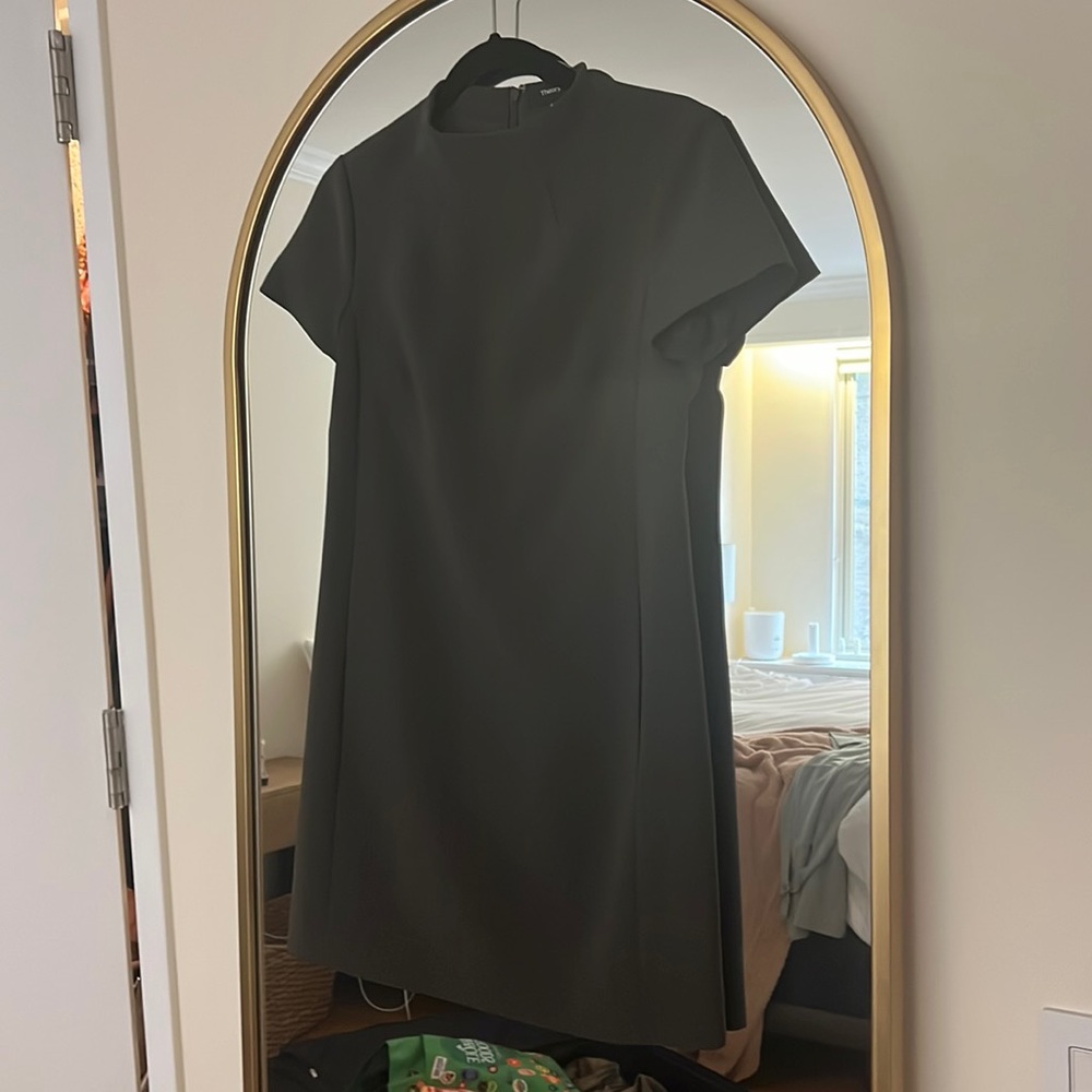 Theory Dress in army green
